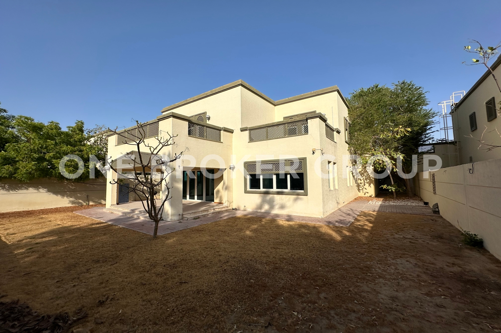 Large 4 Bed Excellent Layout Private Pool